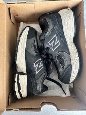 New Balance 2002 Black & Cream